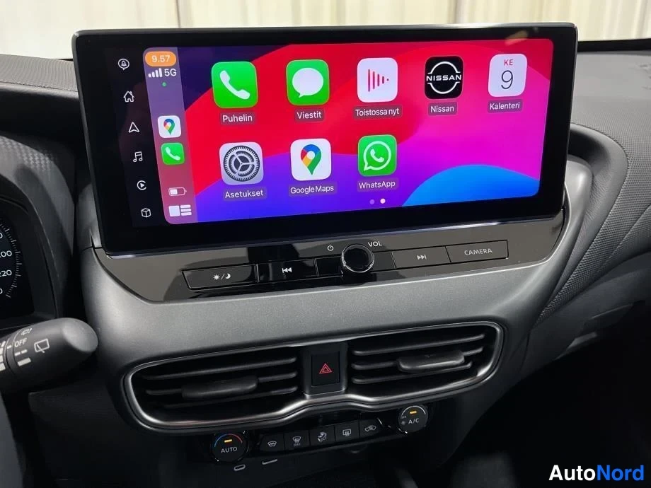 Yksityiskohta: Kojelaudan suuri kosketusnäyttö, jossa on käytössä langaton Apple CarPlay sovellusruudulla.