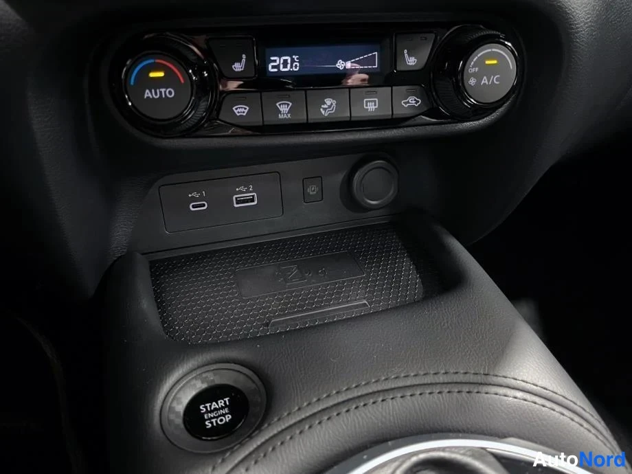 Muu: Kojelaudan keskustan äänipaneeli: automaattinen kaksivyöhykeilmastointi, A/C ja AUTO-merkit, USB- ja USB-C-liitännät, 12 V pistorasia sekä START ENGINE STOP -kä