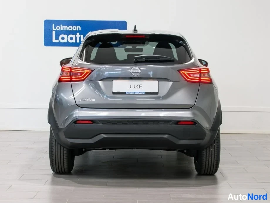 Takaa: Nissan Juken takapää suoraan takaa kuvattuna harmaana, korostuneet takavalot ja JUKE-tunnus takaluukussa.
