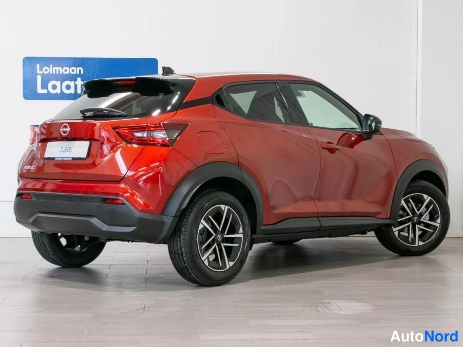 Takaviisto: Punaisen Nissan Juken takaosa ja oikea kylki kolmasosakulmassa sisätiloissa.