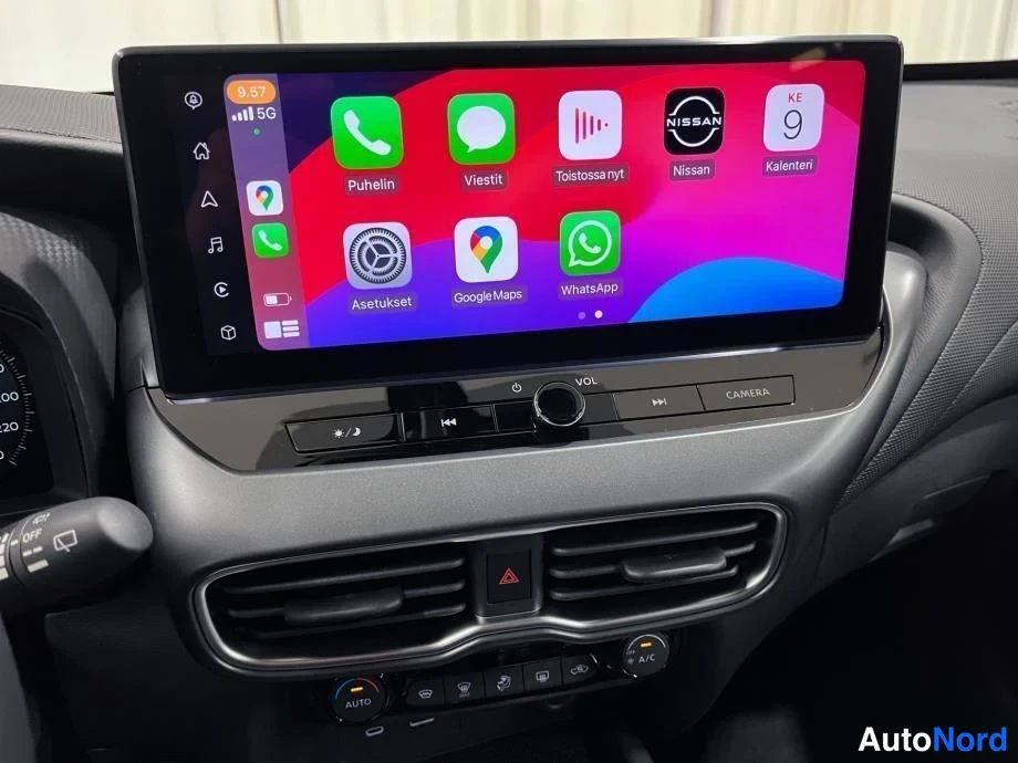 Yksityiskohta: Kojelaudan kosketusnäyttö jossa Apple CarPlay-valikko sovelluksineen ja sen alla ilmastointilääpät ja A/C- ja AUTO-napit