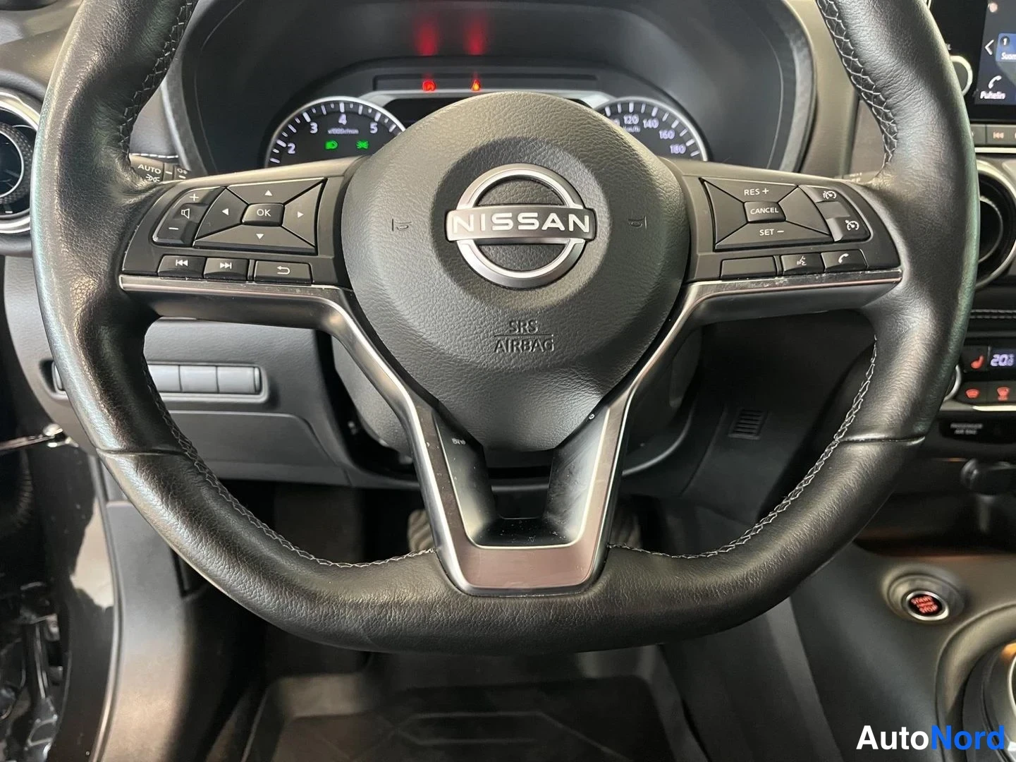 Muu: Nissan-ohjauspyörä ja mittaristo sisätiloissa.