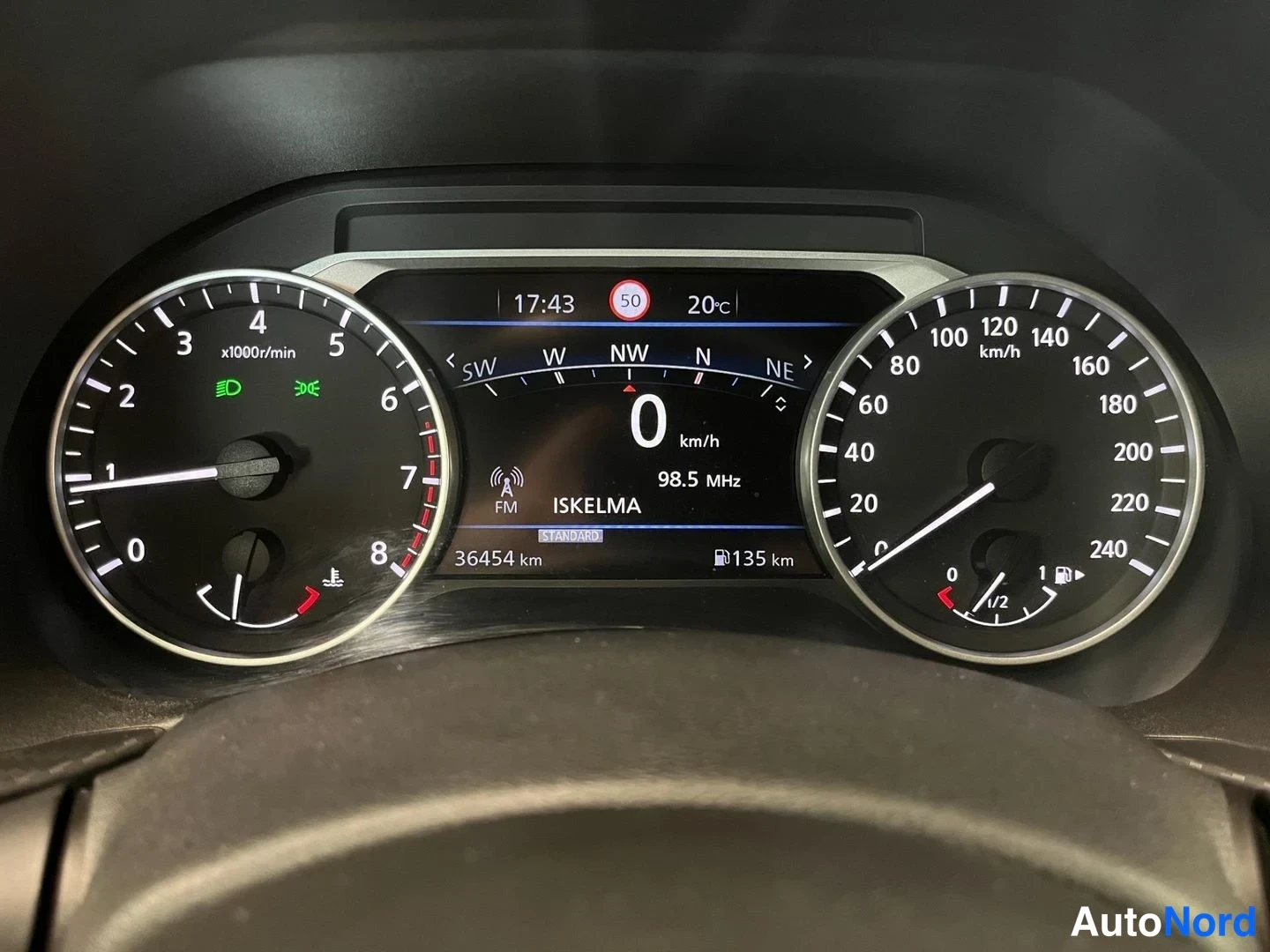 Muu: Mittaristo näyttää 36 454 km, nopeusmittarin ja kierroslukumittarin.