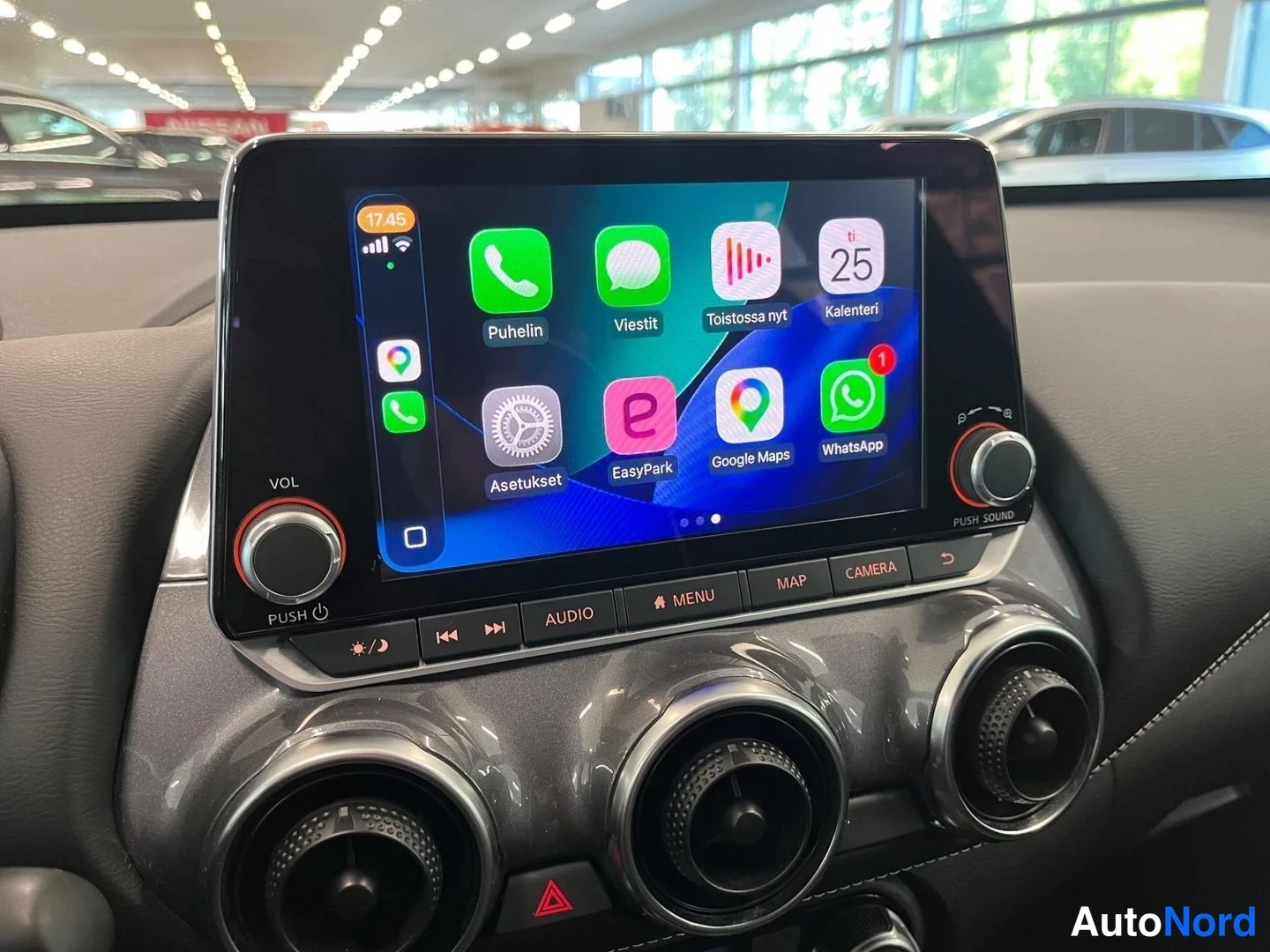 Muu: Infotainment-näytössä Apple CarPlay-asettelu sovelluskuvakkeineen: Puhelin, Viestit, Kalenteri, Asetukset, EasyPark, Google Maps ja WhatsApp.