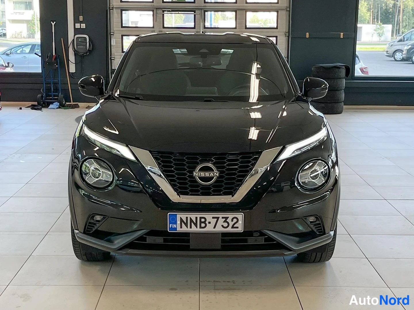 Edestä: Mustan Nissan Juke -henkilöauton etunäkymä suoraan edestä, rekisteritunnus.