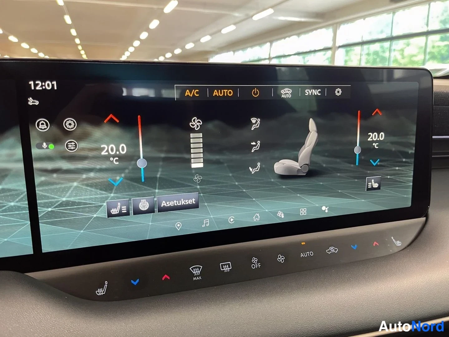 Sivulta: Auton infotainment-näytön ilmastointivalikko, jossa A/C ja AUTO aktiivisena, lämpötila 20,0 °C ja penkkilämmityksen kuvake.