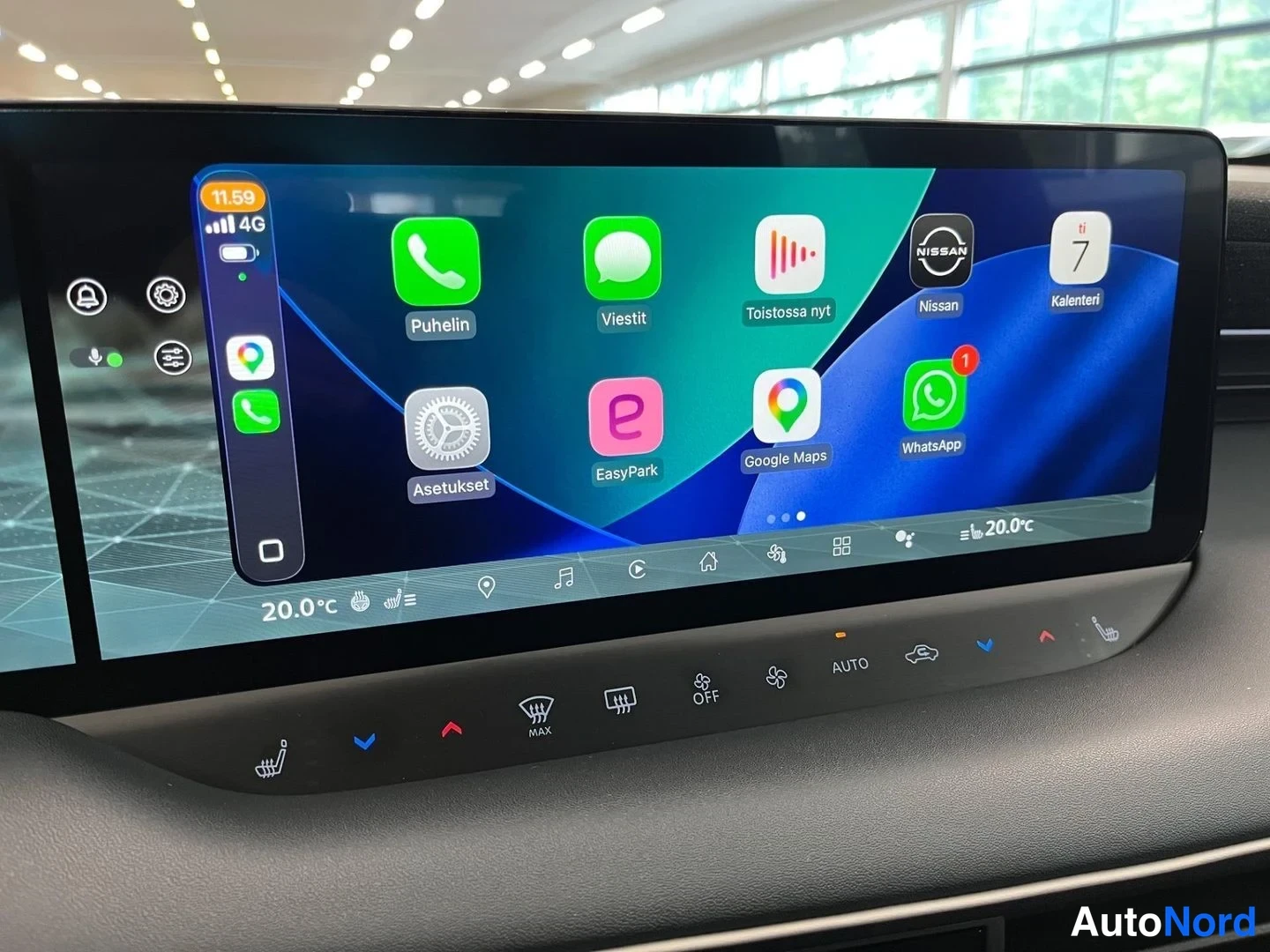 Muu: Keskitetty infotainmentnäyttö näyttää CarPlay-kotivalikon sovelluksilla kuten Puhelin, Viestit ja Google Maps.