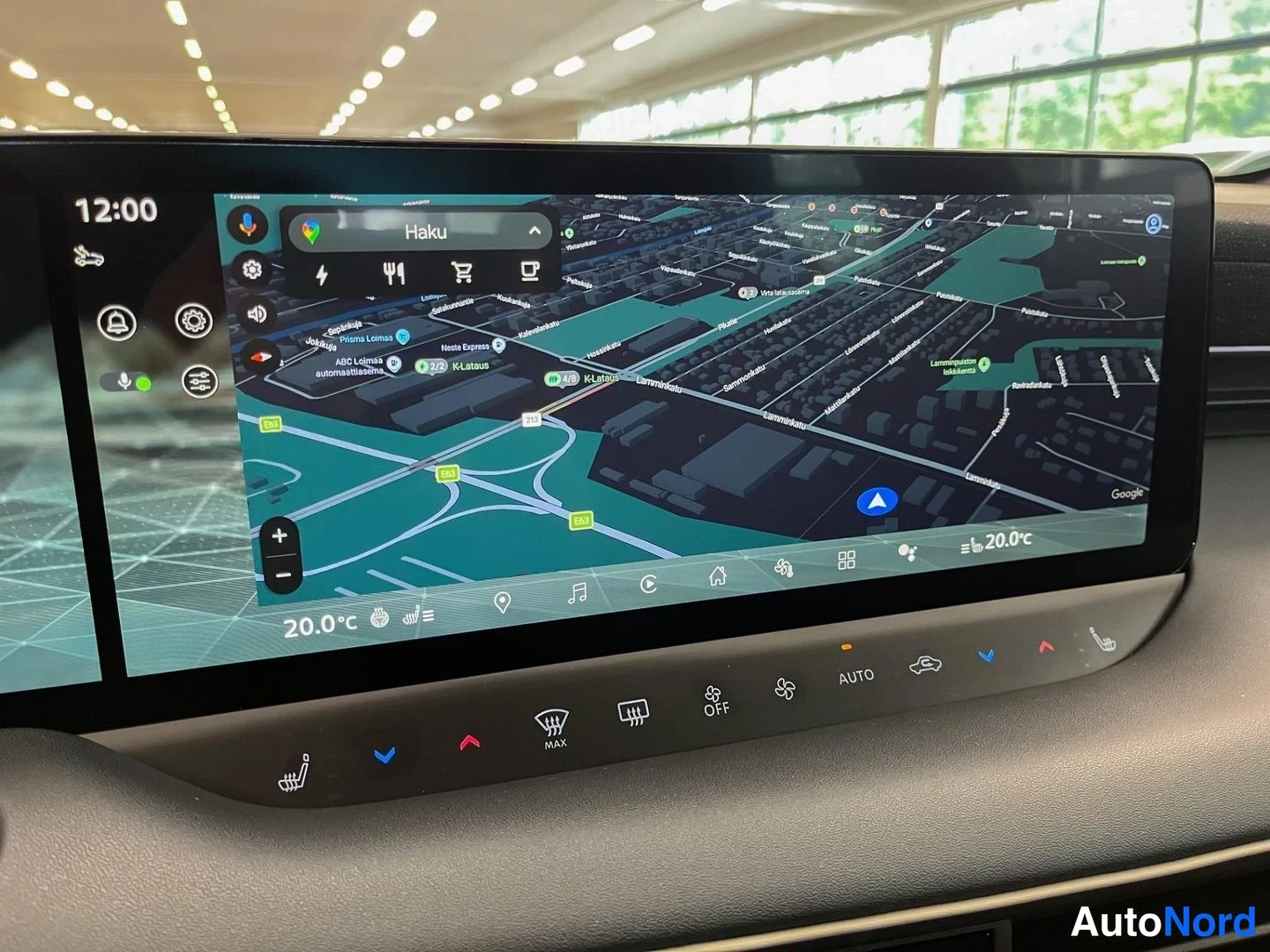 Muu: Infotainmentnäyttö näyttää Google Maps -navigointia ylhäältäpäin katsoen.