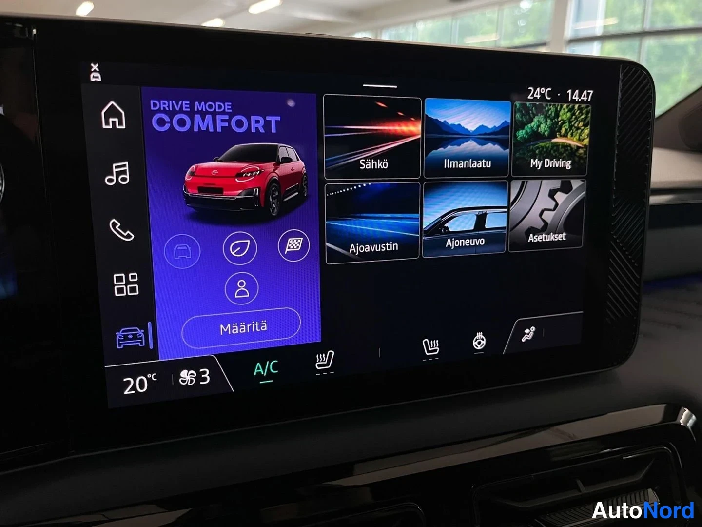 Muu: Tähtimittariston infotainment-näyttö, jossa ajotilan valinta (COMFORT) ja valikot Sähkö, Ilmanlaatu, My Driving, Ajoavustin, Ajoneuvo ja Asetukset.