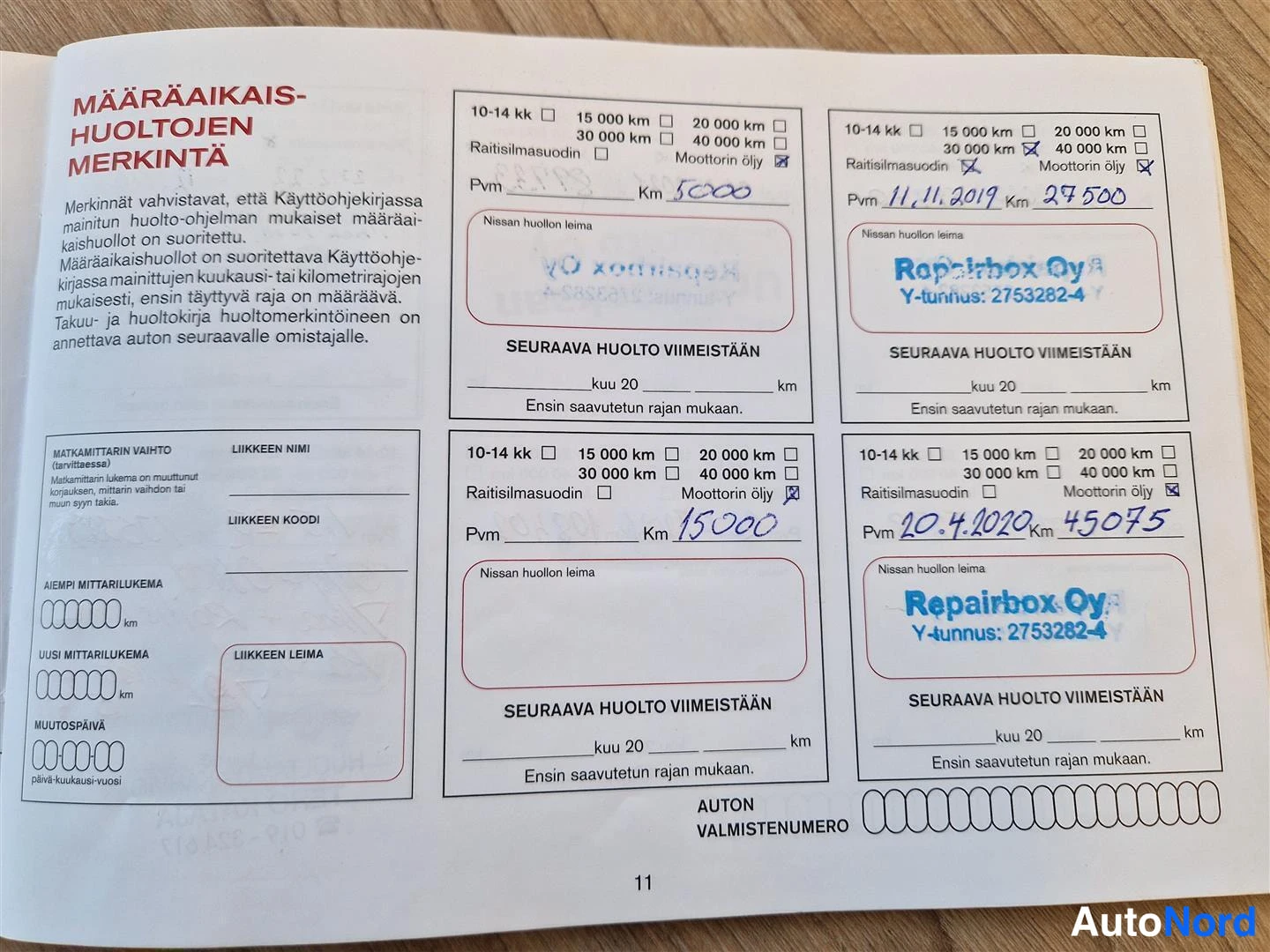 Muu: Huoltokirjan sivu 11, otsikko Määräaikais-huoltojen merkintä; neljä huolto­ruutua, joissa merkinnät 5 000 km, 27 500 km (11.11.2019, Repairbox Oy), 15 000 km ja