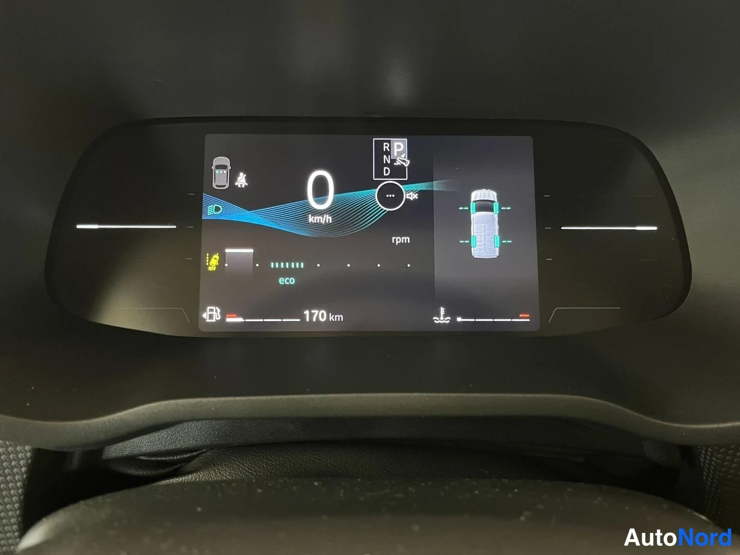 Yksityiskohta: Digitaalinen mittaristo näyttää pysäköintivaiheen P, nopeuden 0 km/h, eco-tilan ja toimintamatkan 170 km.