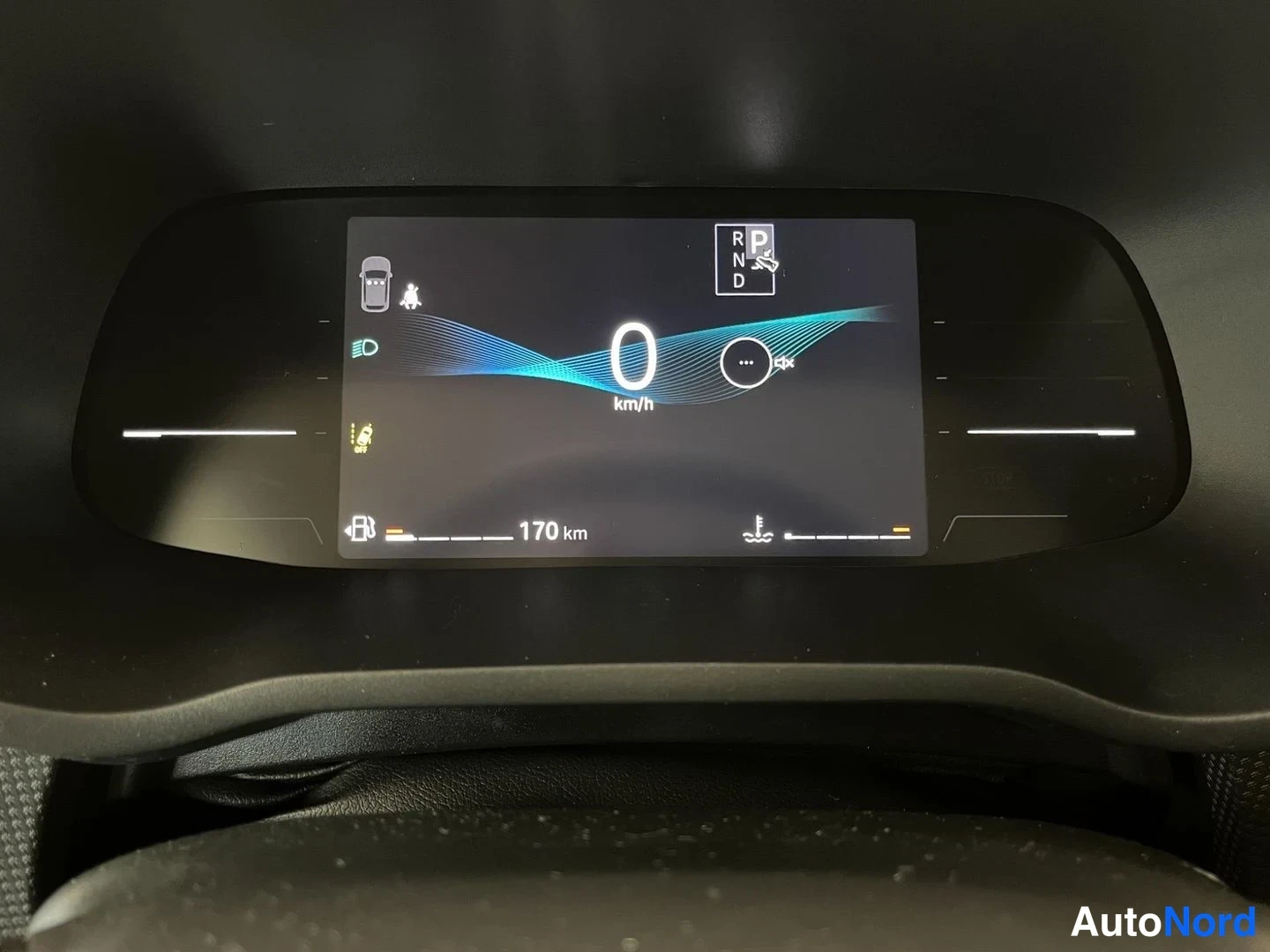 Yksityiskohta: Digitaalinen mittaristo lähikuvassa: vaihde P, nopeus 0 km/h ja toimintamatka 170 km.