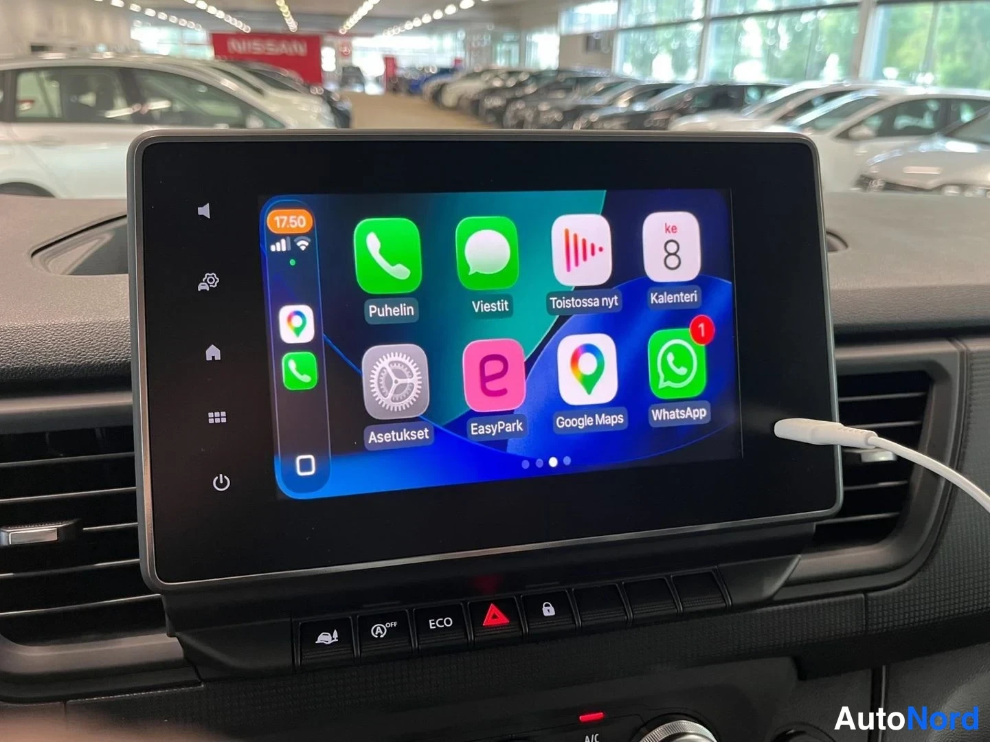 Yksityiskohta: Keskikonsolin näyttö toimii Apple CarPlay -käyttöliittymässä sovelluskuvakkeilla (Puhelin, Viestit, Toistossa nyt, Kalenteri, Asetukset, EasyPark, Google Maps,