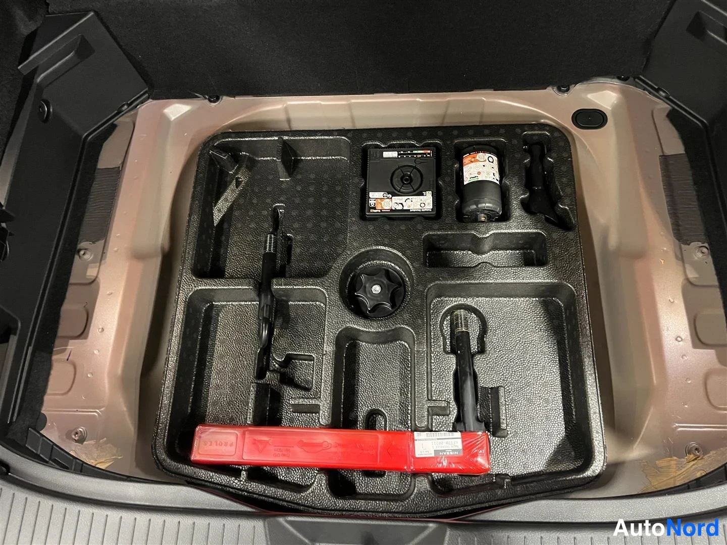 Harmaa Nissan Qashqai 2026, tavaratila, kuva 13