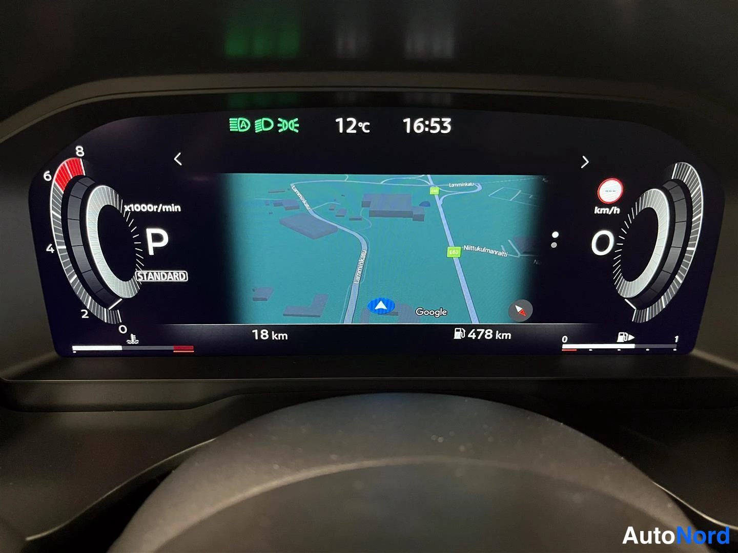 Muu: Auton digitaalinen mittaristo karttanäkymässä (Google), vaihde P, ajomatka 18 km, kantama 478 km, kellonaika 16:53, lämpötila 12 °c.