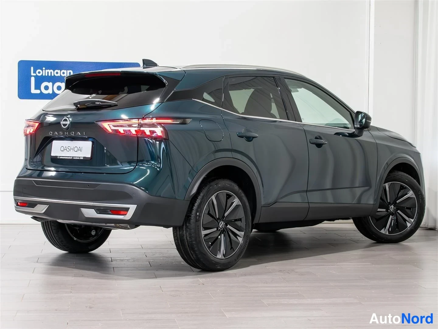 Takaviisto: Nissan Qashqai takapuoli vasemmalta kolmasosa-kulmasta sisätiloissa