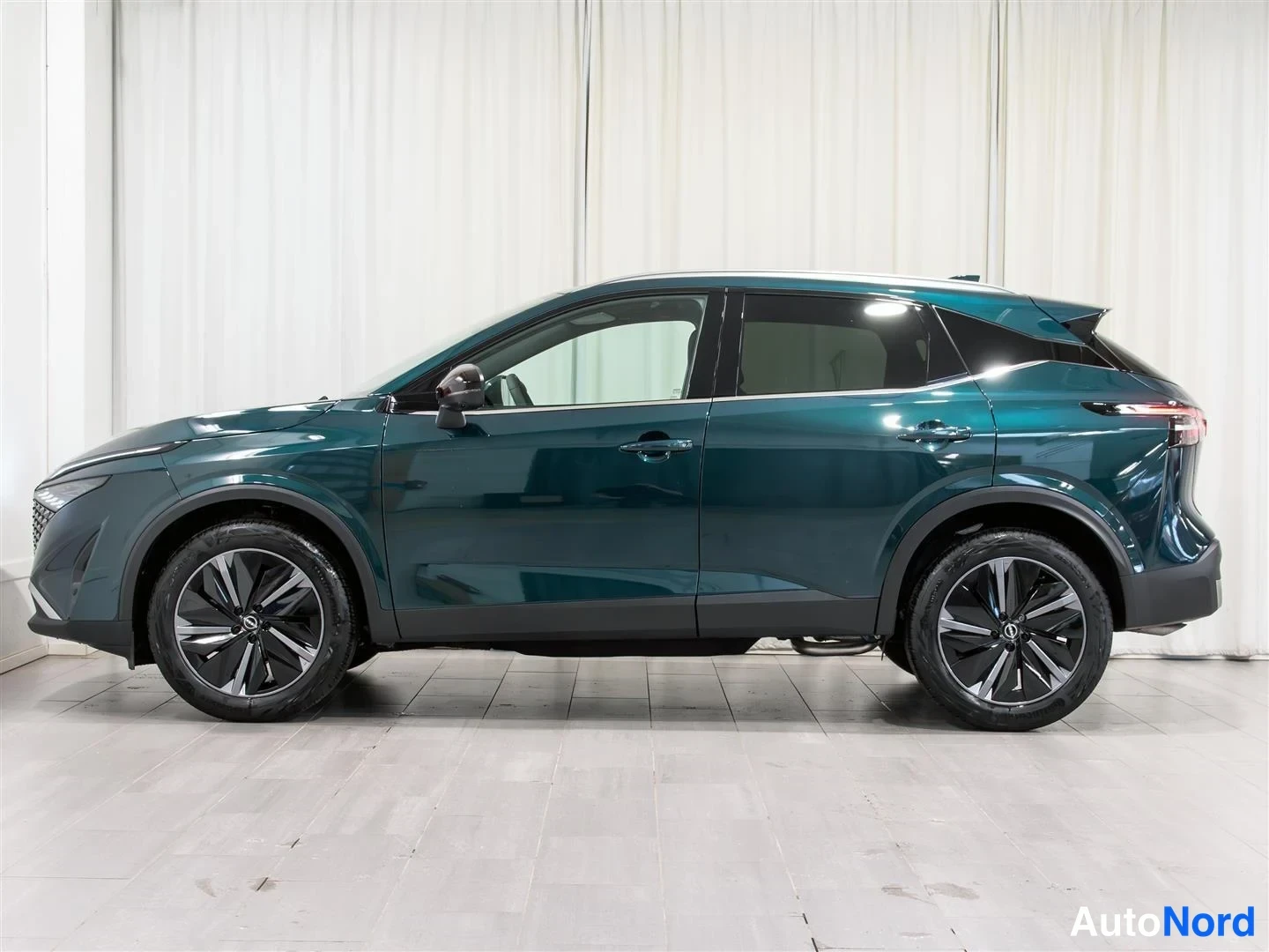 Etuviisto, nokka vasemmalle: Nissan Qashqai kylki vasemmalta, keula hieman näkyvissä
