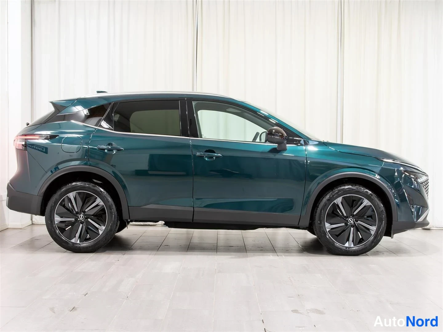 Takaviisto: Nissan Qashqai kylki oikealta, takaosa hieman näkyvissä