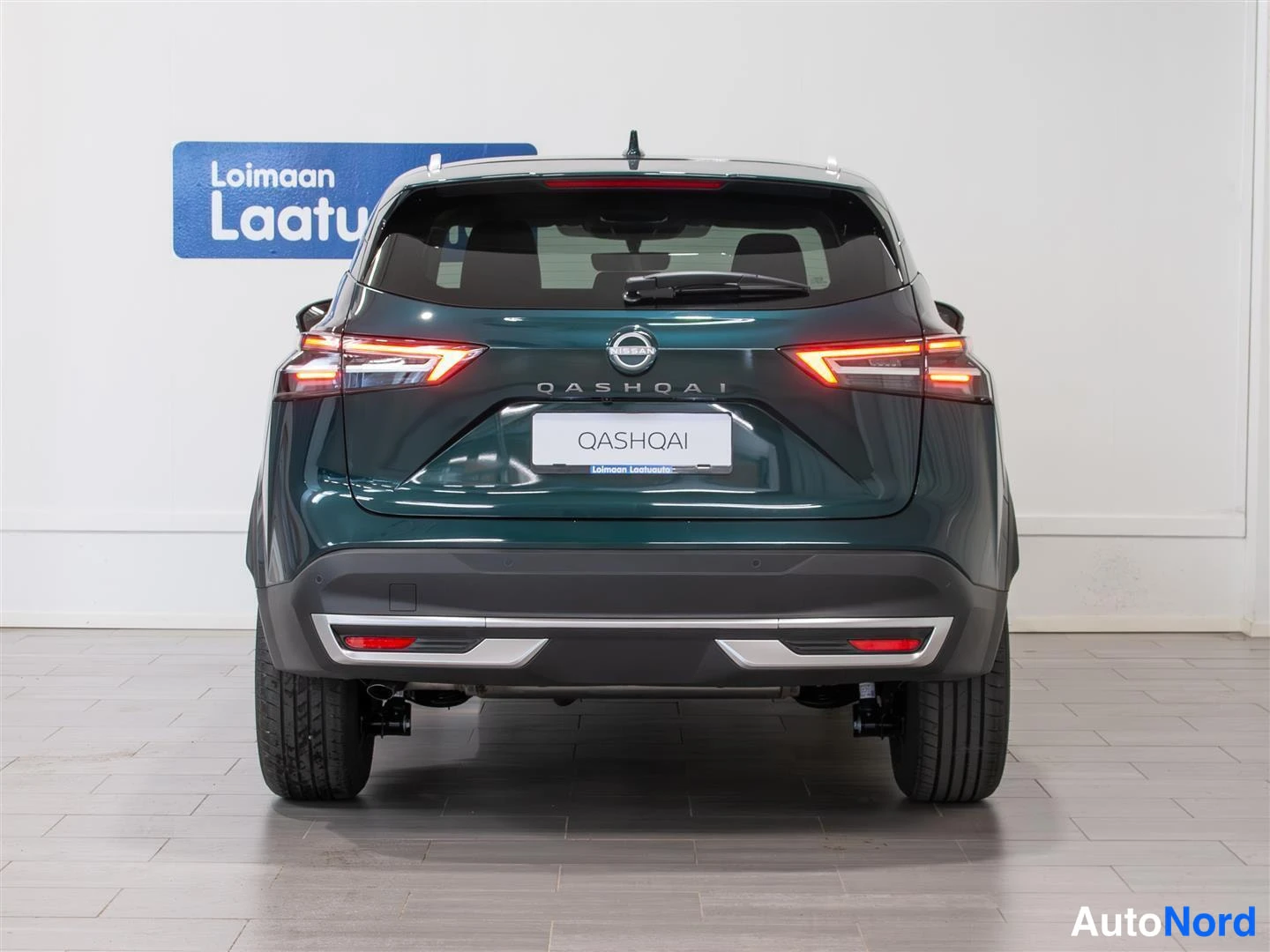 Takaa: Nissan Qashqai, takaa kuvattu, takavalot ja Qashqai-kyltti näkyvissä.