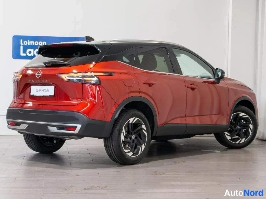 Takaviisto: Punaisen Nissan Qashqain takakulma sisätiloissa.