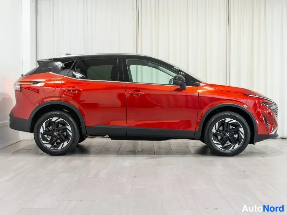 Takaviisto: Punainen Nissan Qashqai sivukulmassa, takaosa vasemmalla.