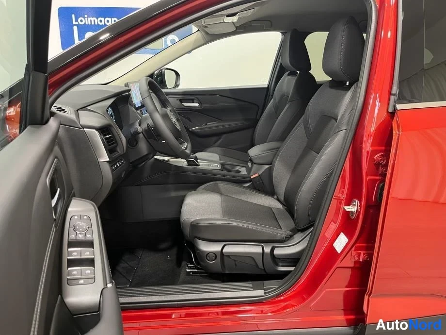 Edestä: Nissan Qashqain etumatkustustila kuljettajan ovi auki, tummat kankaanverhoillut penkit ja kojelauta näkyvät