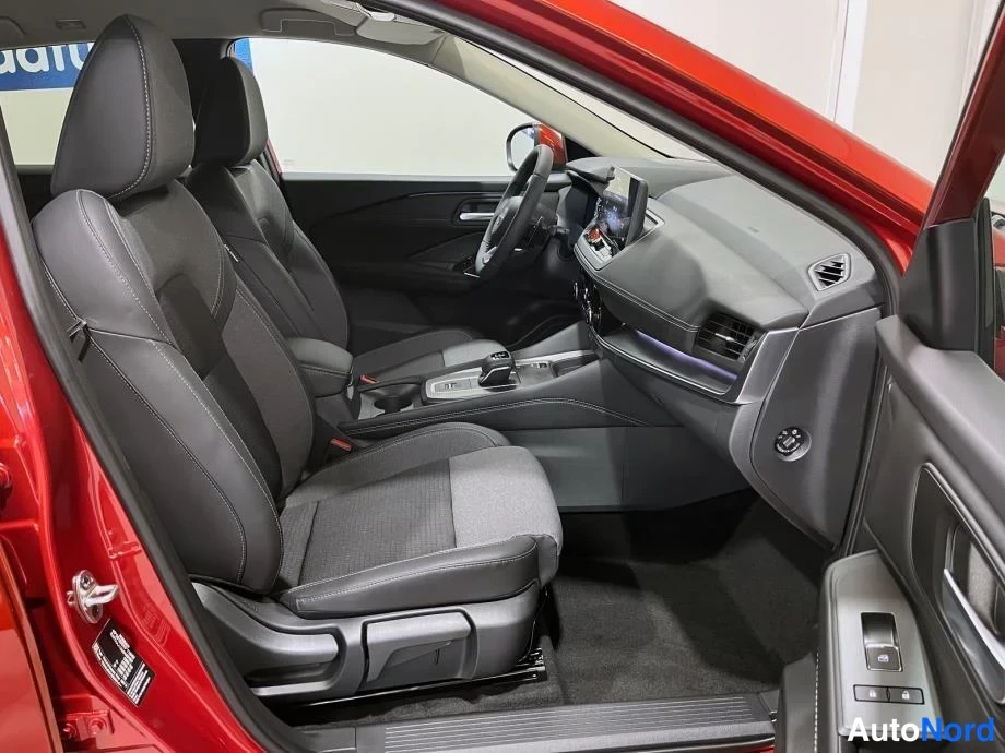 Punainen Nissan Qashqai 2026, etuistuimet, kuva 9