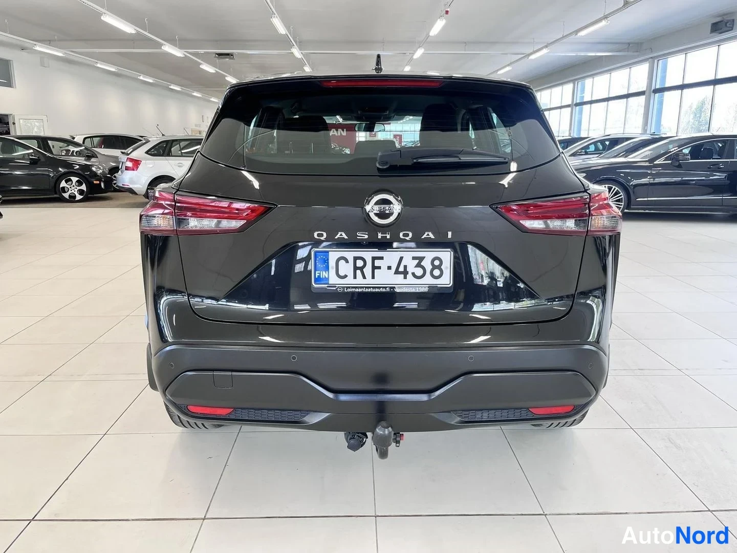 Takaa: Auton takanäkymä: Nissan Qashqai, rekisterikilpi, jäähana kiinnitettynä.