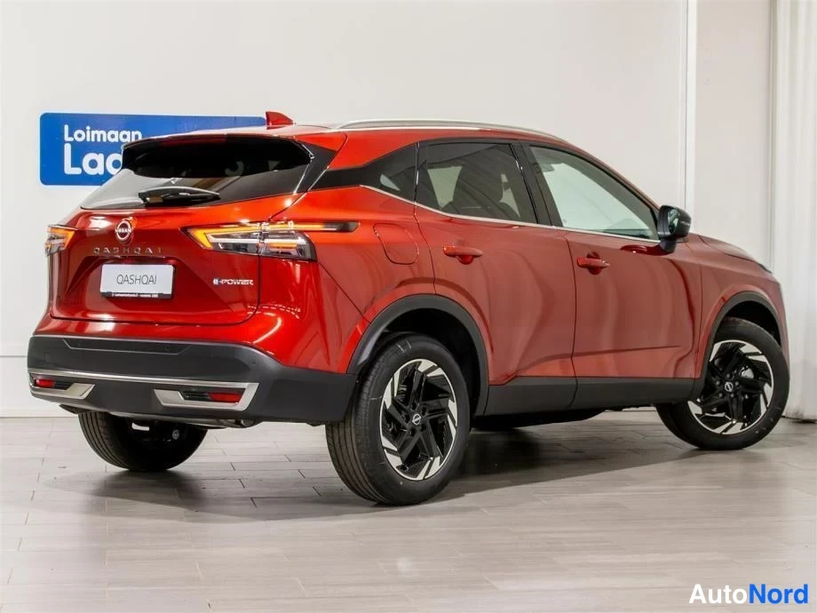 Takaviisto: Punainen Nissan Qashqai takaviistosta vasemmalta, takavaloissa ja e-POWER-tarra näkyvät.