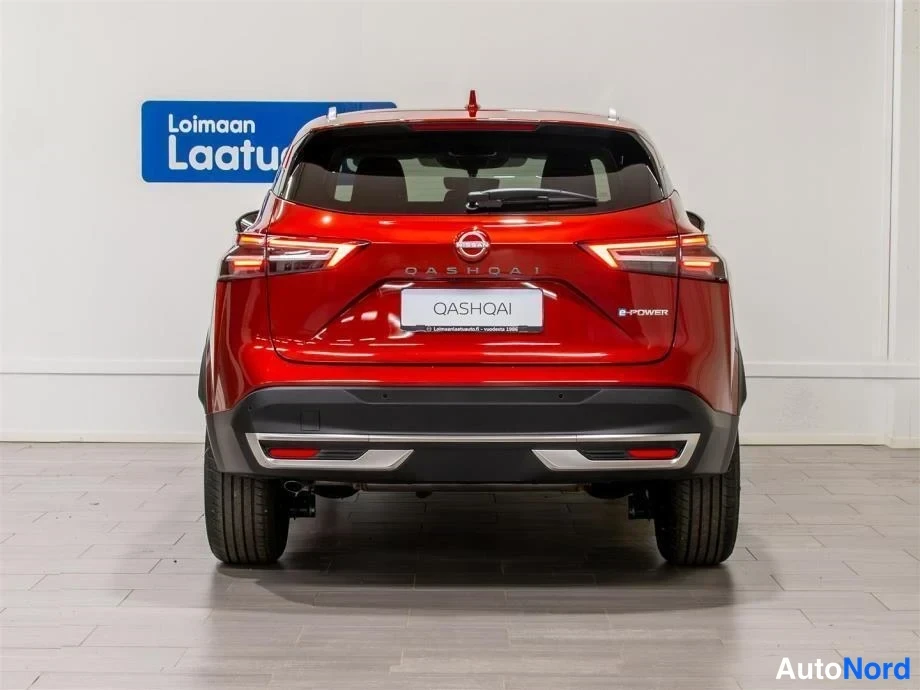 Takaa: Punaisen Nissan Qashqain takapään näkymä, QASHQAI-kyltti takaluukussa ja e-POWER-merkintä
