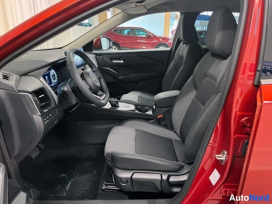 Muu: Nissan Qashqain etuistuimet ja ohjaamo tummalla kankaalla, etuovet auki