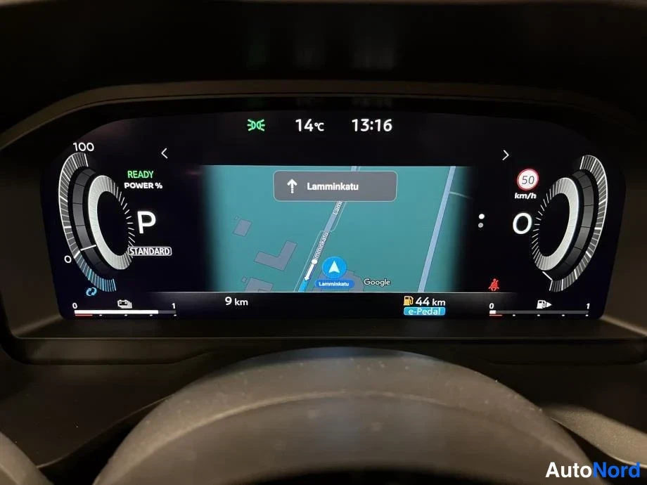 Yksityiskohta: MittaristoHybrid-tilassa READY POWER % -tekstillä, kartta näyttää Lamminkatu-tien, ajo-odometer 9 km.