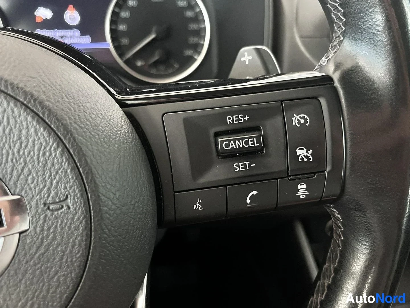 Muu: Rattinappi ja ratin oikeanpuoleiset napit: cruise control -näppäimet RES+, CANCEL ja SET- sekä ääniohjaus-, puhelin-, mittari- ja tutkinnäppäimet.