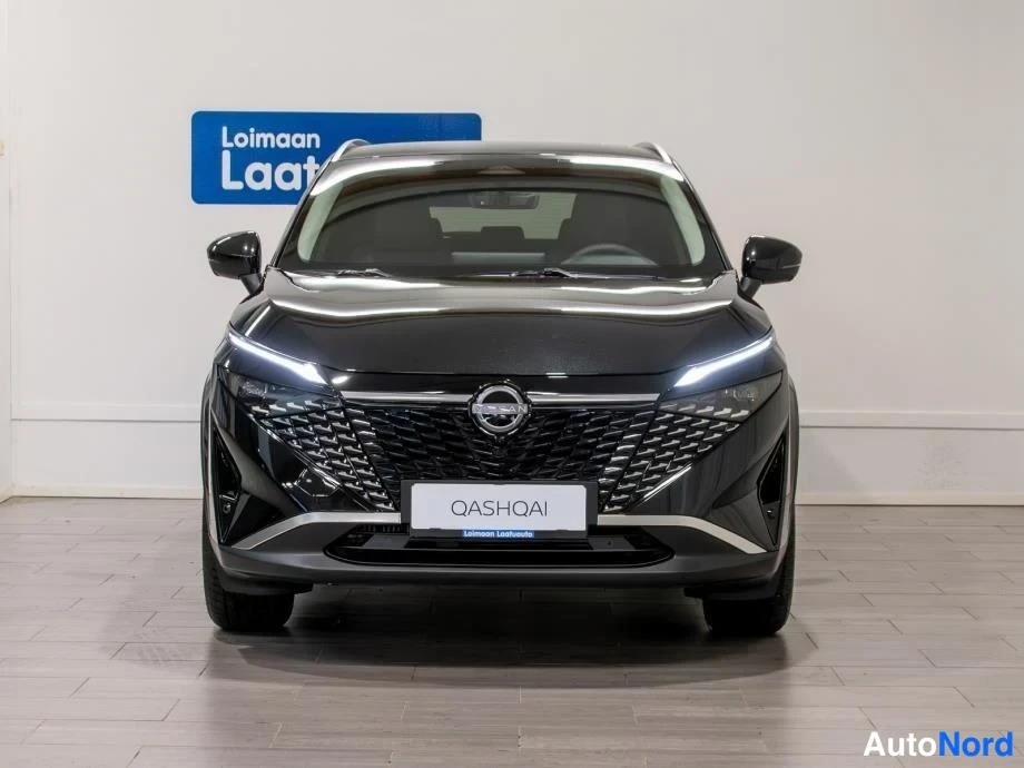 Edestä: Musta Nissan Qashqai edestä päin kuvattuna, etusäleikössä Qashqai-teksti.