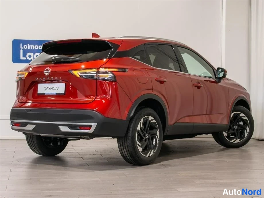 Takaviisto: Nissan Qashqai takaviisto vasemmalta, QASHQAI-teksti takaluukussa, punainen koripinta ja Nissan-merkki.
