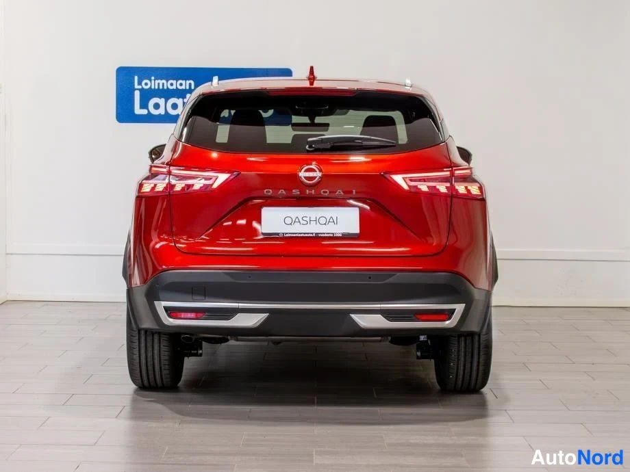 Takaa: Punaisen Nissan Qashqain takapää suoraan takaa; näkyvissä takavalot, QASHQAI-teksti, NISSAN-merkki, QASHQAI-kyltti ja takapuskuri.
