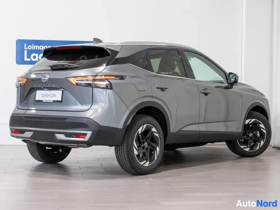 Takaviisto: Nissan Qashqai -henkilöauto kuvattu takaa kulmasta, takavalojen ja takapuskurin näkyessä, auton takaosa osoittaa vasemmalle.