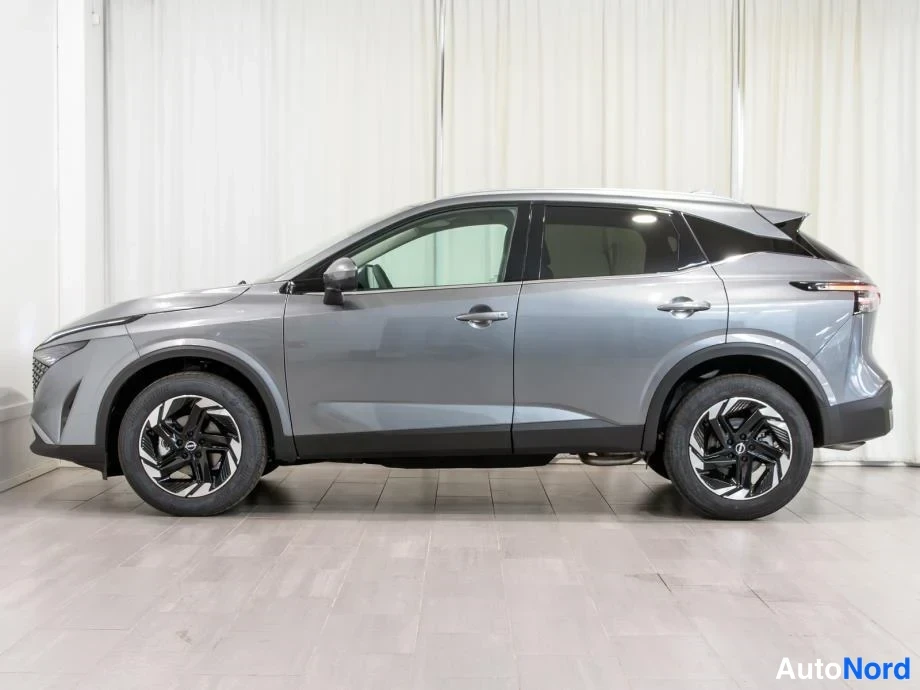Sivulta: Nissan Qashqai -henkilöauto sivulta kuvattuna, keula osoittaa vasemmalle, harmaa koripaneelit ja ovien maalipinnasta luettuna.