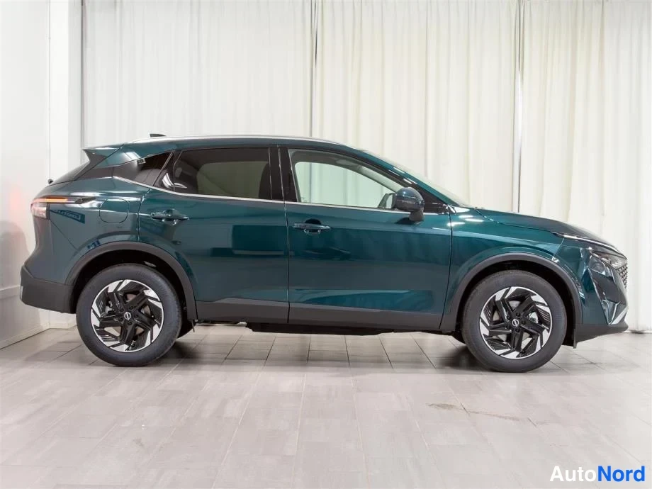 Etuviisto, nokka oikealle: Nissan Qashqai sivukuva oikealta, tummanvihreä koripelti, etuosan kyynärvalot ja konepelti näkyvät reunassa.