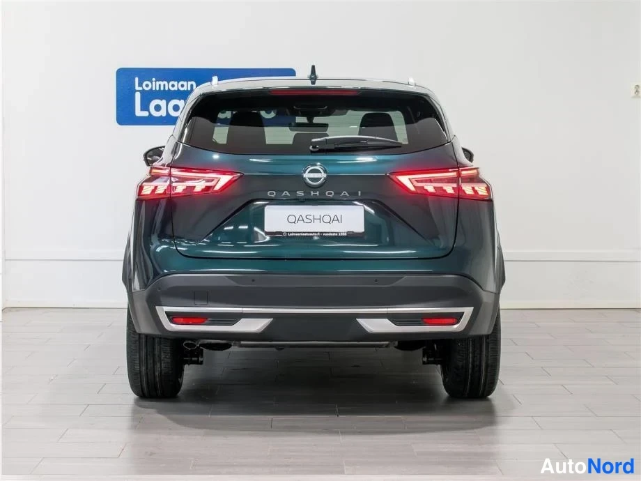 Takaa: Auton takaosa suoraan takaa: Nissan Qashqai, tummanvihreä koripelti, QASHQAI-teksti takaluukussa.