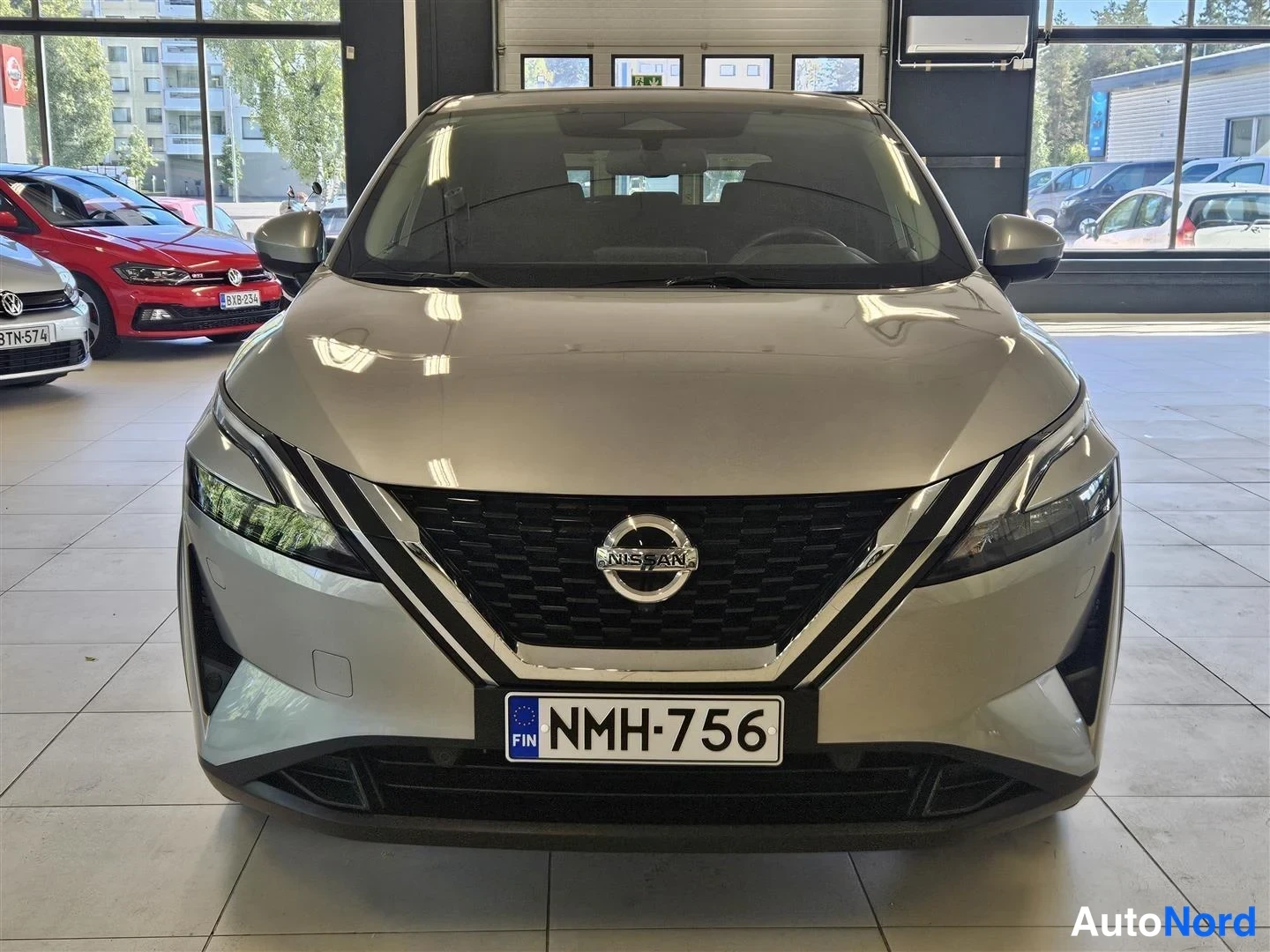 Edestä: Nissan Qashqain etunäkymä; maski ja Nissan-merkki, rekisterikilpi.