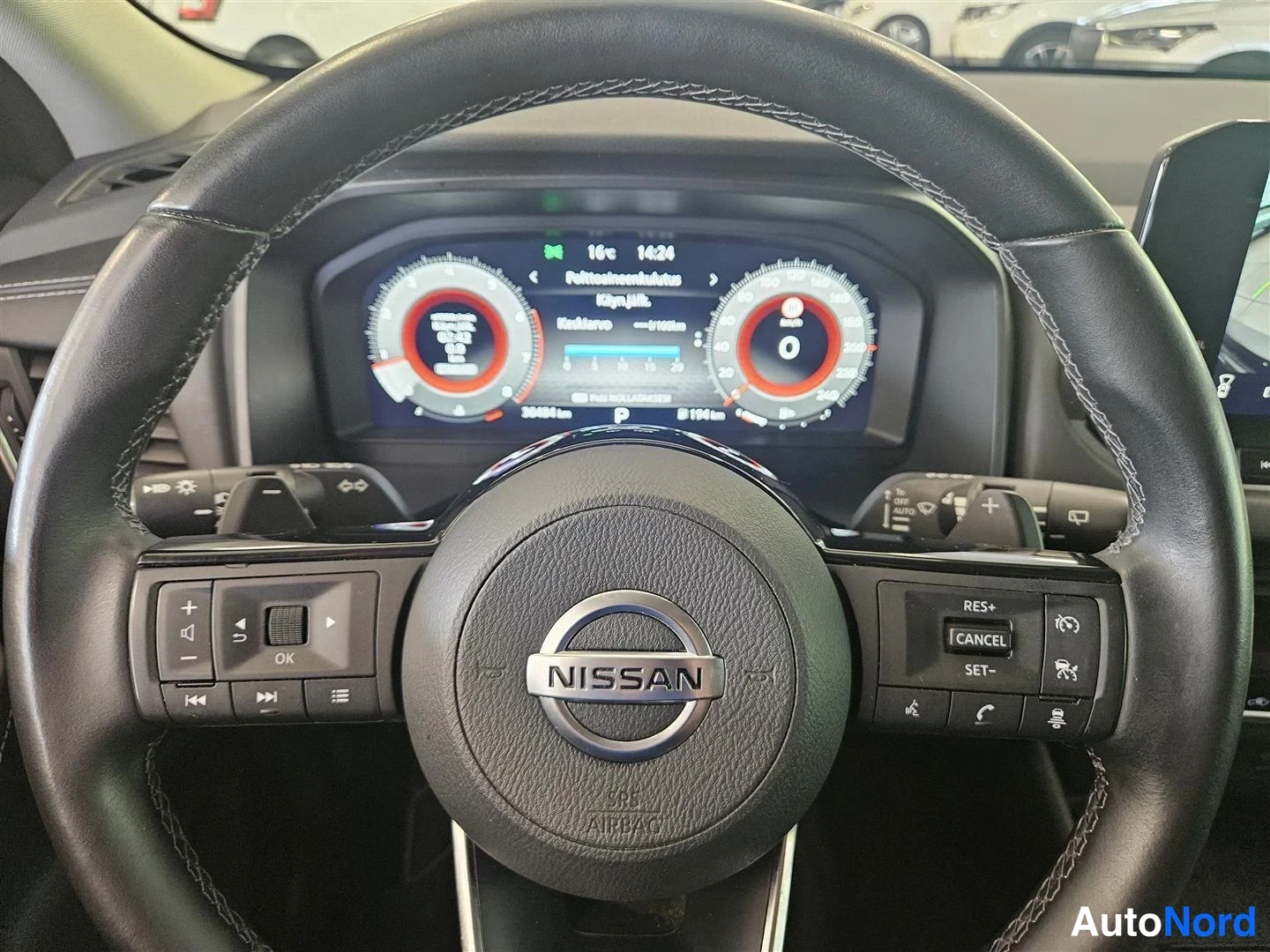 Muu: Ohjauspyörä ja digitaalinen mittaristo: Nissan-merkki, sähköinen pelastusjarru, ajoneuvon matkamittari n. 36 464 km.