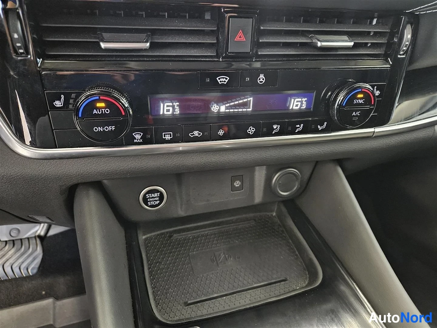 Muu: Keskikonsolin automaattinen ilmastointipaneeli, jossa Auto ON-OFF, SYNC, A/C, kaksi lämpötilanäyttöä 16°C, alla start engine stop -painike ja langaton latausalu