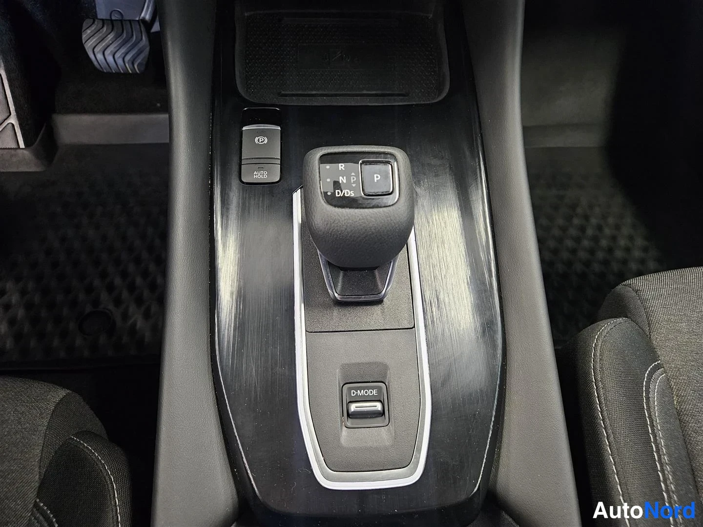 Muu: Keskikäytävän elektroninen vaihteenvalitsin tiloilla P, R, N ja D/Ds, vieressä sähköinen seisintäjarru AUTO HOLD -merkillä ja D-MODE-painike.