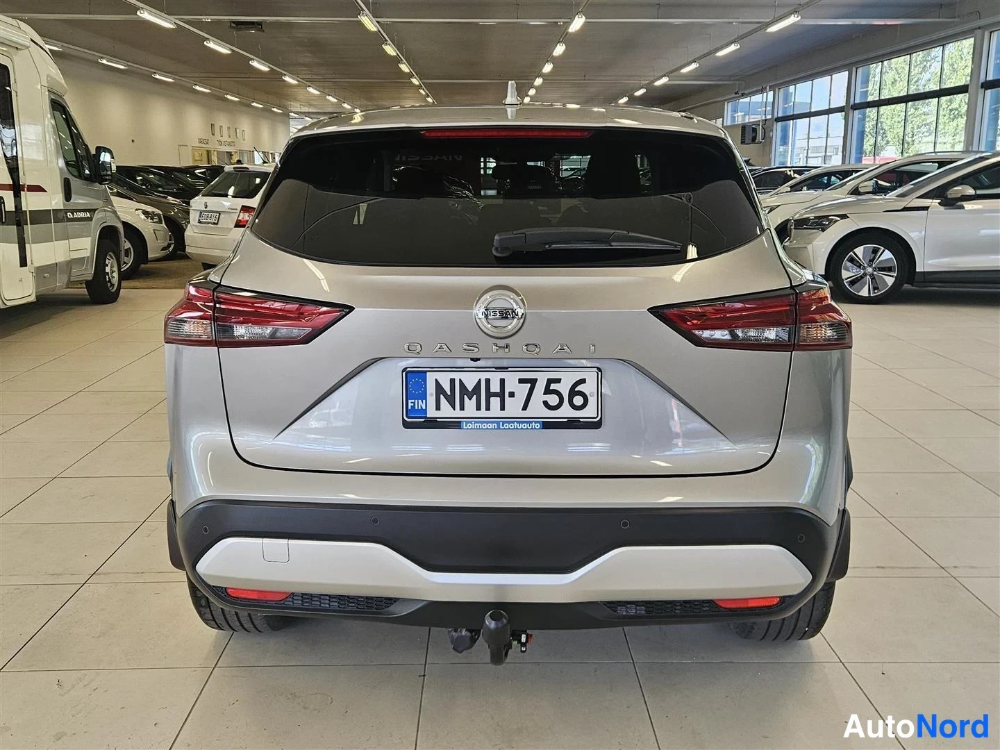 Takaa: Nissan Qashqain takanäky: rekisterikilpi, Qashqai-kirjoitus ja takavalot näkyvissä.