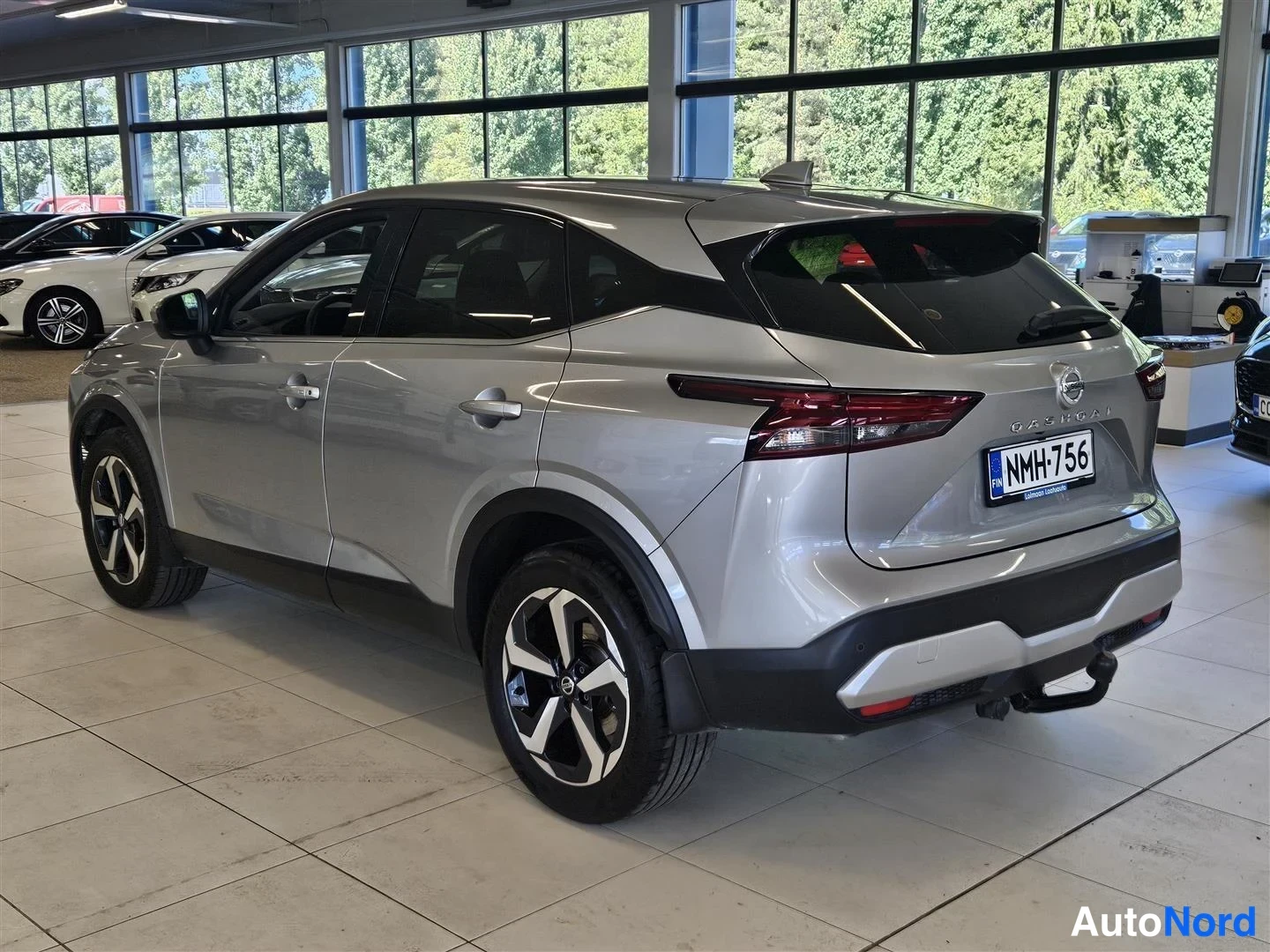 Takaviisto: Nissan Qashqai takaa- ja sivulta kuvattuna; -kilpi, takavalot ja kevytmetallivanteet näkyvät.