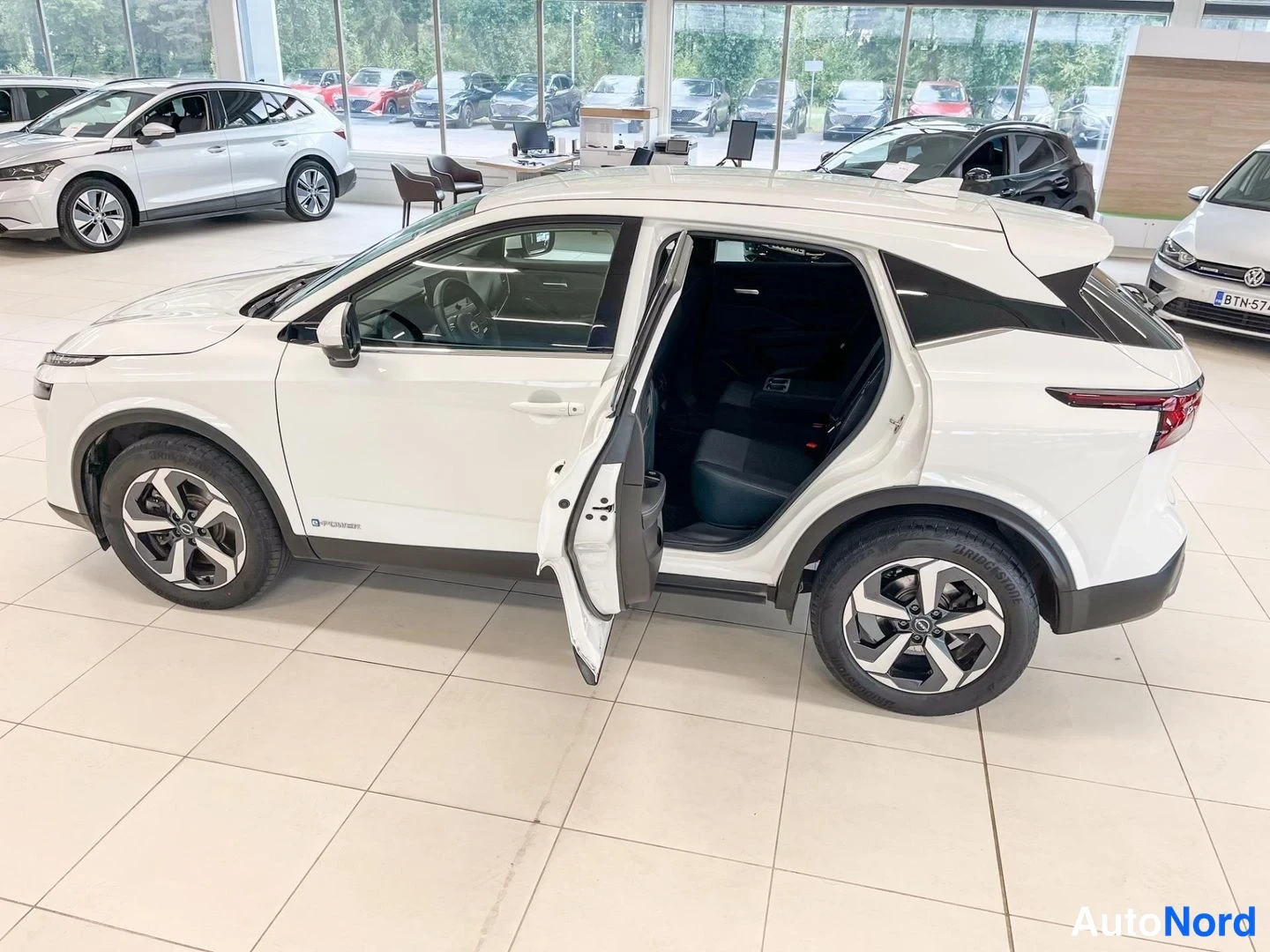 Takaviisto: Valkoinen Nissan Qashqai takakulmanäkuva, oikeanpuoleiset ovet auki autohallissa