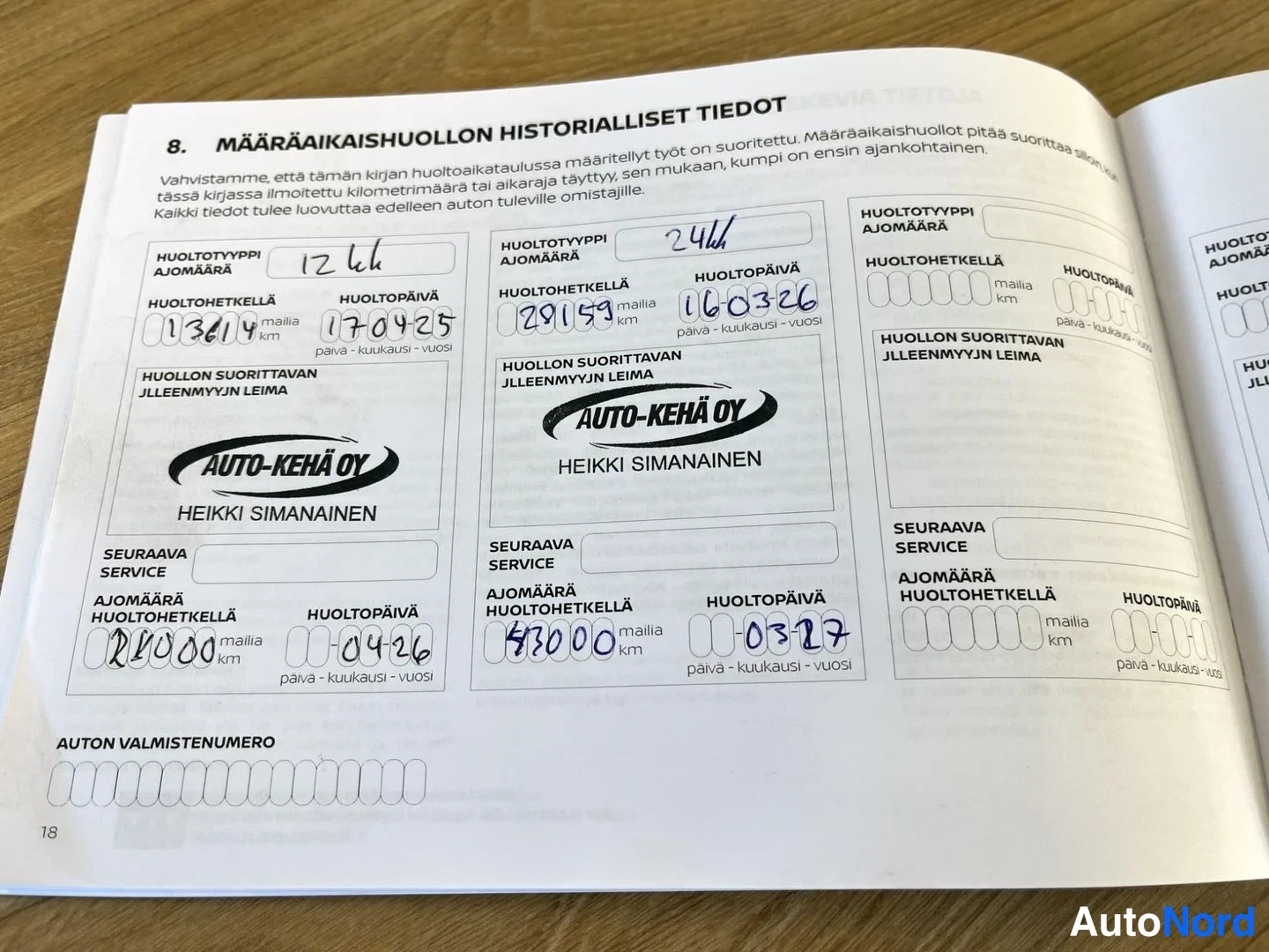 Yksityiskohta: Huoltokirjan sivu 18, otsikko 'Määräaikaishuollon historialliset tiedot', käsin täytettyjä huoltotietoja ja Auto-Kehä Oy Heikki Simanainen -leimoja.