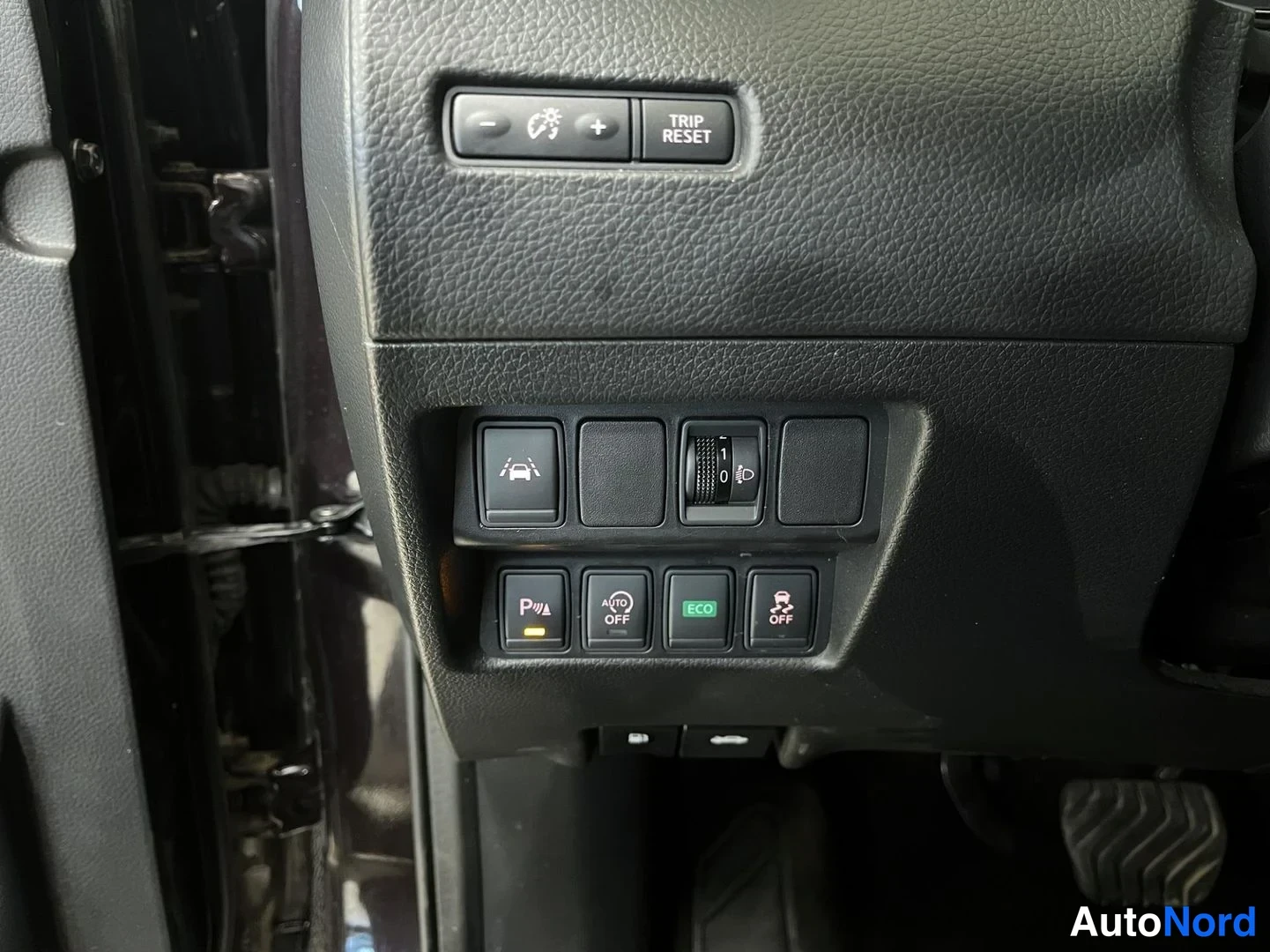 Yksityiskohta: Kojelaudan kytkinpainikkeet: pysäköintitunnistin, ECO-tila ja auto start-stop -kytkin.