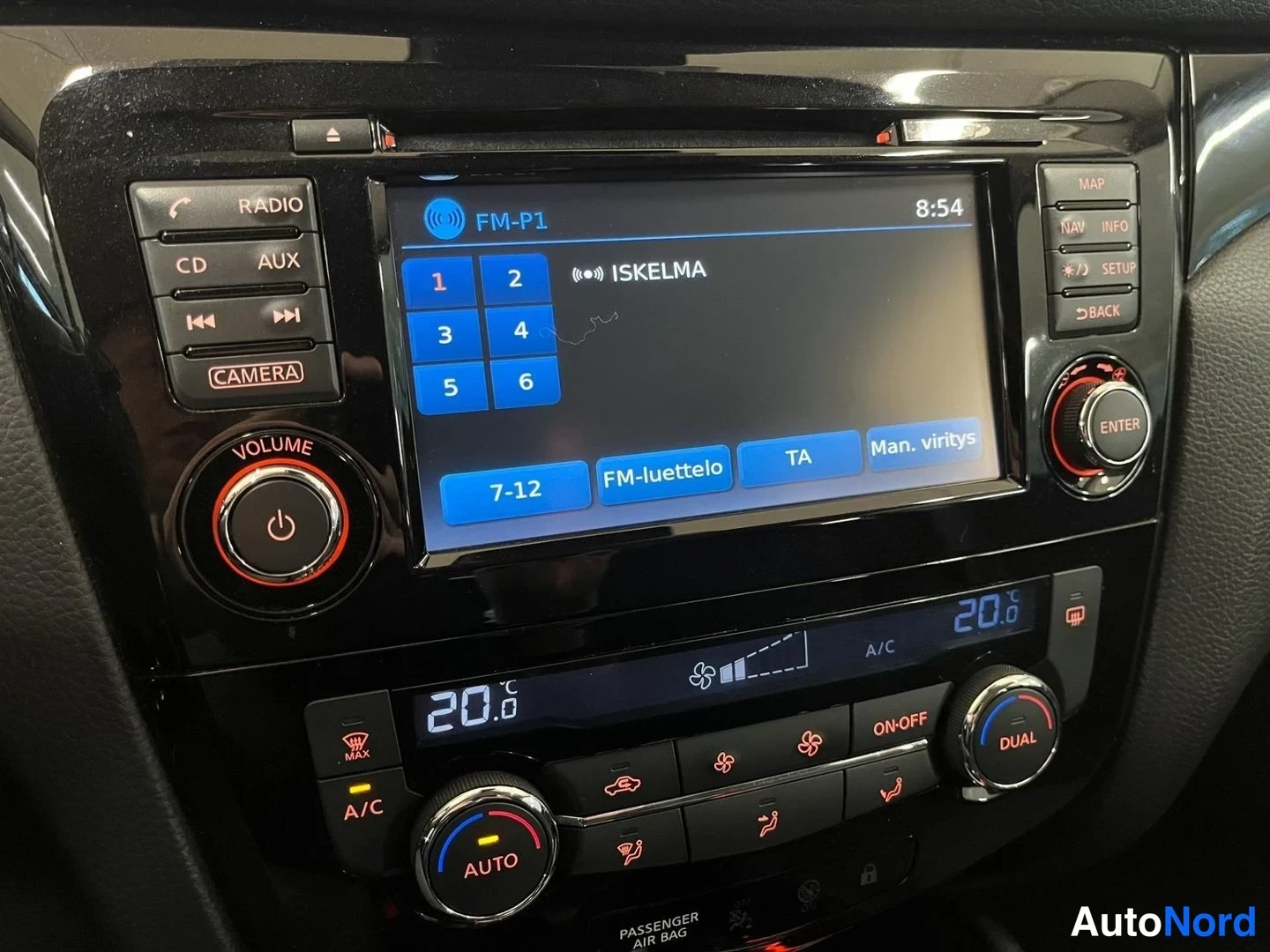 Yksityiskohta: Suuntavilkku- ja pyyhkimäkahva AUTO-merkinnällä ja OFF-tilassa.